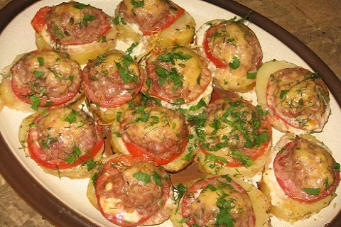 Картофель запеченный с мясом и помидорами