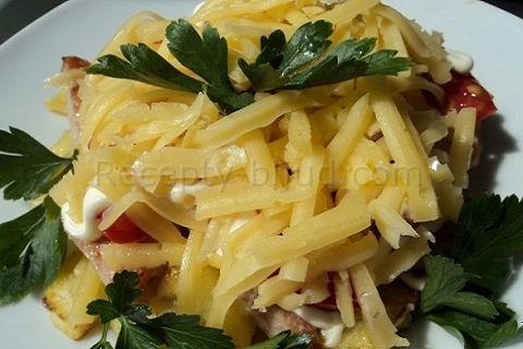 Салат с колбасой и помидорами рецепт