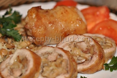 Куриные рулетики с грибами, ветчиной и сыром рецпт