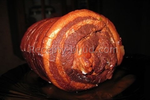 Рулет из свинины, отваренный в луковой шелухе рецепт