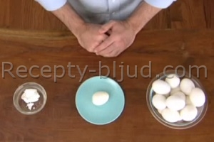 Как быстро очистить яйца, сваренные вкрутую?