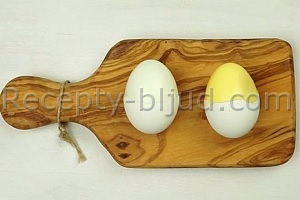 Как сварить желтые яйца?
